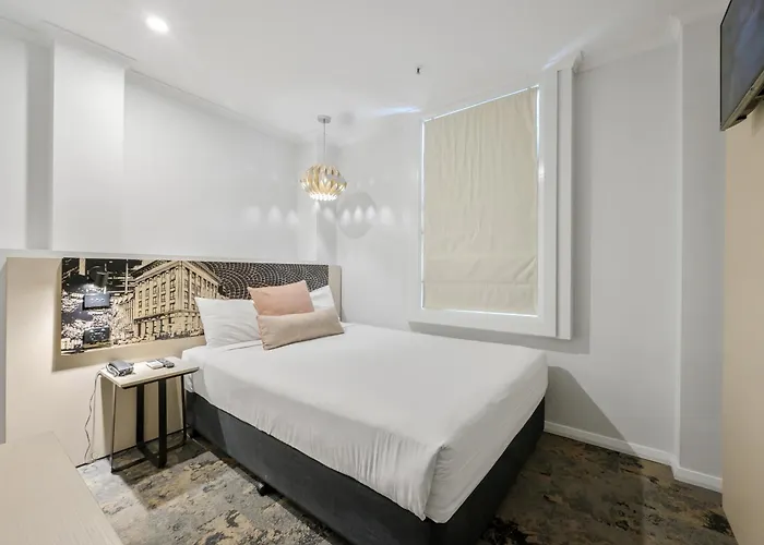 Batman'S Hill On Collins Hotel